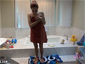 Ashley Graham takes a tub and wanks