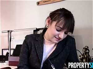 Property lovemaking Agent Makes fuck-fest video With successful customer