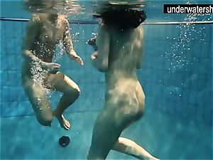 2 sexy amateurs flashing their bodies off under water